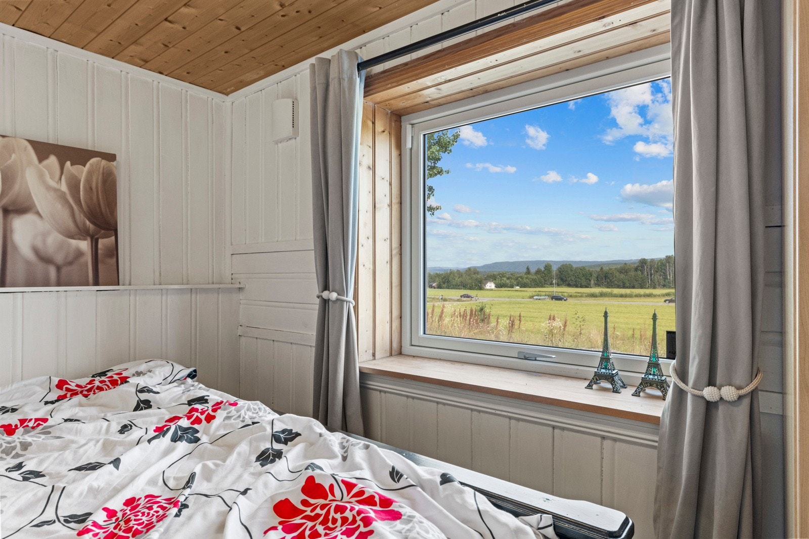 Det store vinduet gir godt med lysinnslipp, og rommet har en nydelig utsikt utover terrenget. Galleribilde