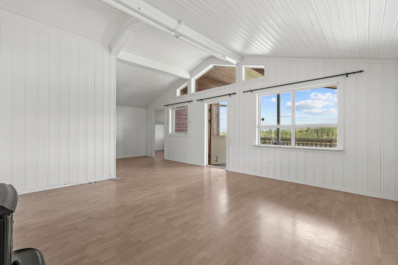 Boligen har en stor og luftig stue med store vindusflater som gir rikelig med naturlig lysinnslipp. Galleribilde