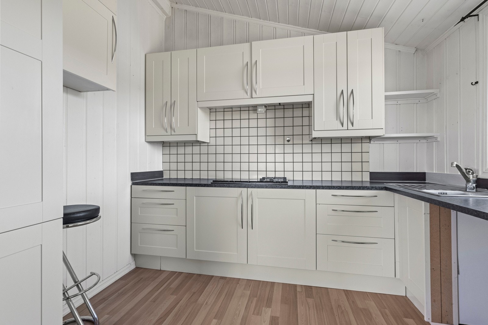 Kjøkkenet ligger i et separat rom med direkte utgang til stuen. Galleribilde