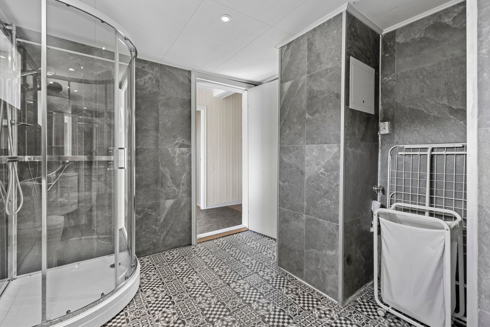 Badet er flislagt som gir baderommet et moderne utrykk. Det er varmekabler i gulvet. Galleribilde