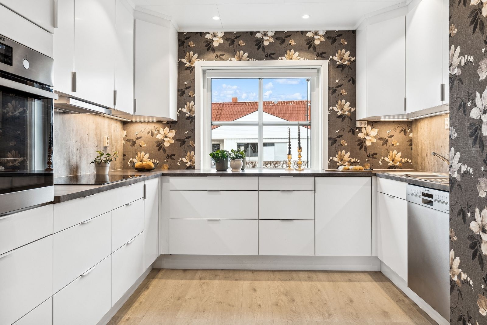 Kjøkken i 1.etg. Godt med skap og benkeplass. Galleribilde