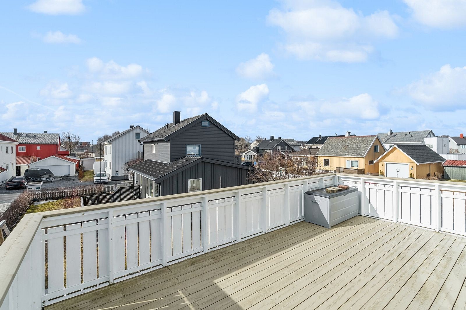 God plass for bord og sittegruppe på balkongen. Galleribilde