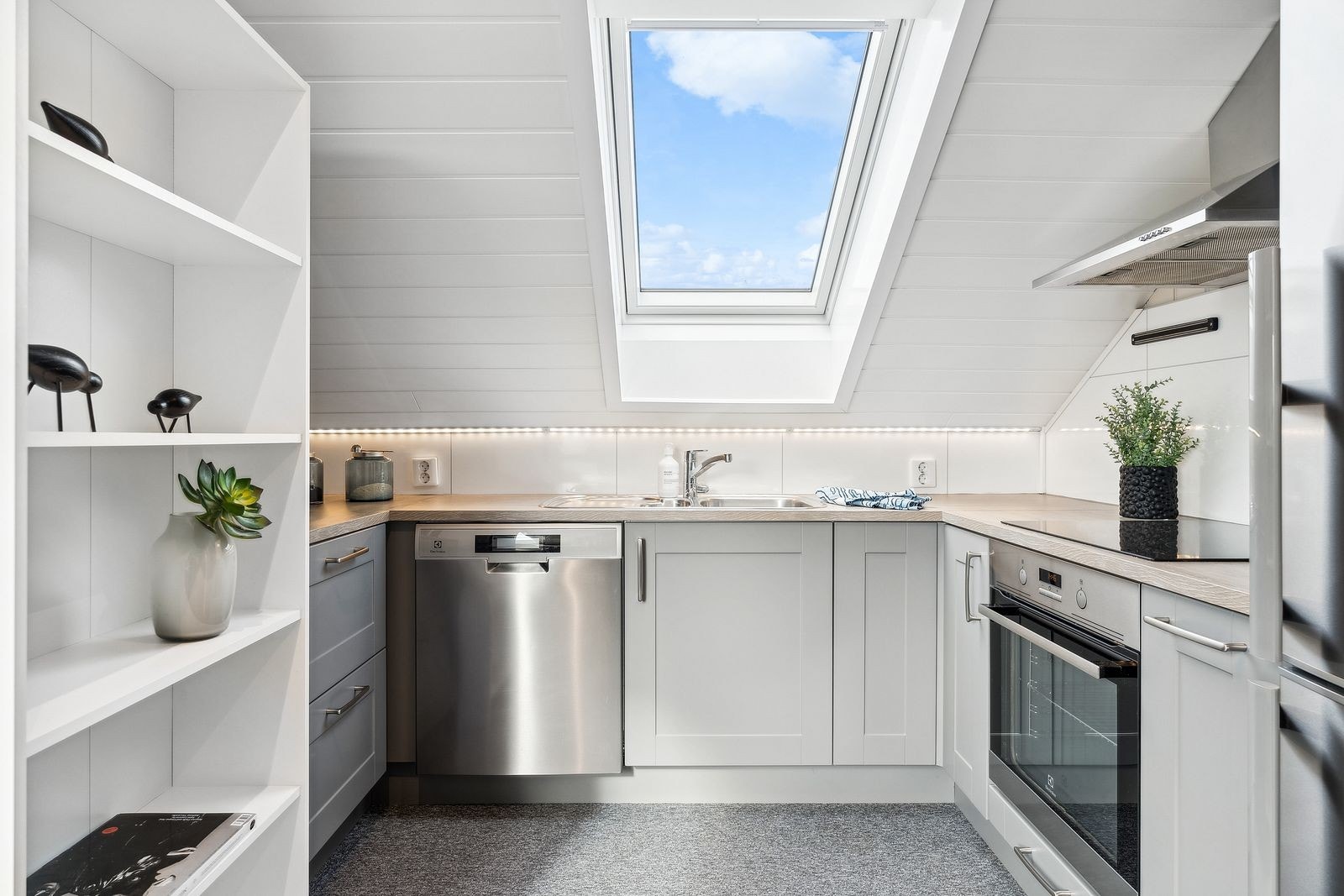 Praktisk og flott kjøkken på loftet. Galleribilde