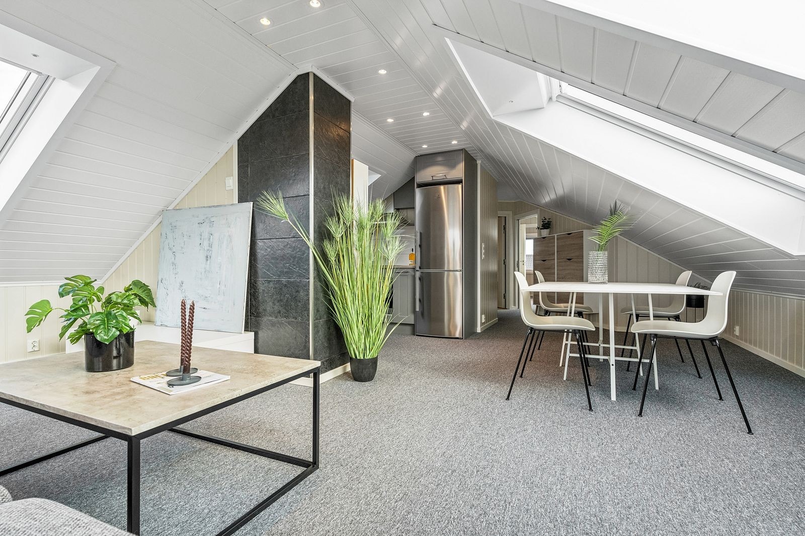 Stue med spisestuedel. Galleribilde