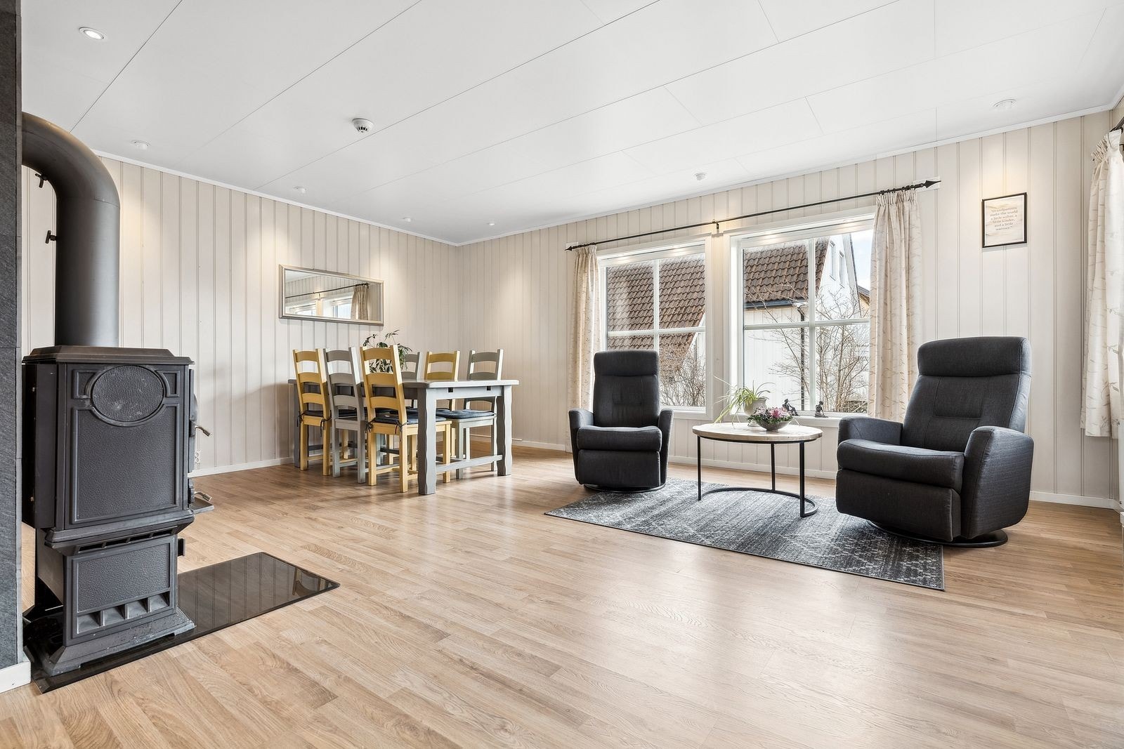 Romslig stue med store vindusflater som gir masse lys inn i rommet. Galleribilde