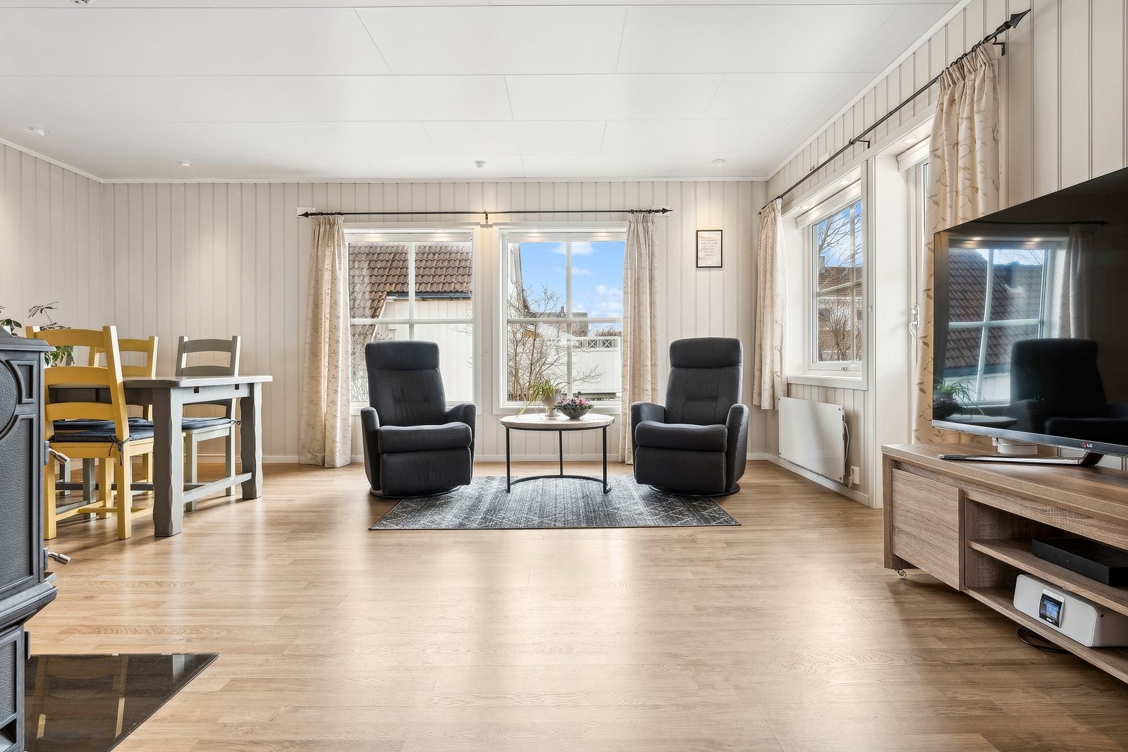 Stue med utgang til balkong. Galleribilde