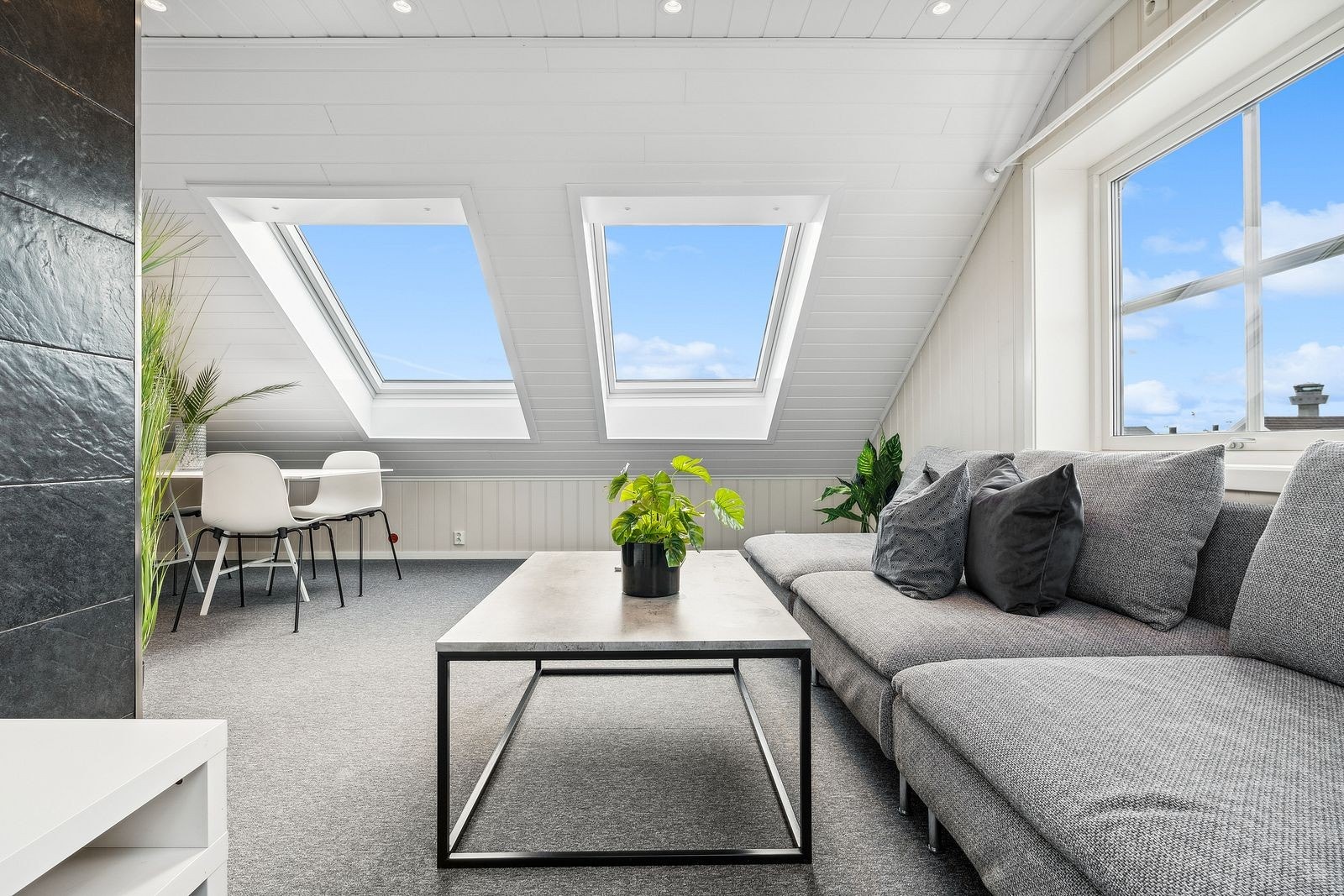 Stue, godt med vindusflater som gir masse lys inn i rommet. Galleribilde