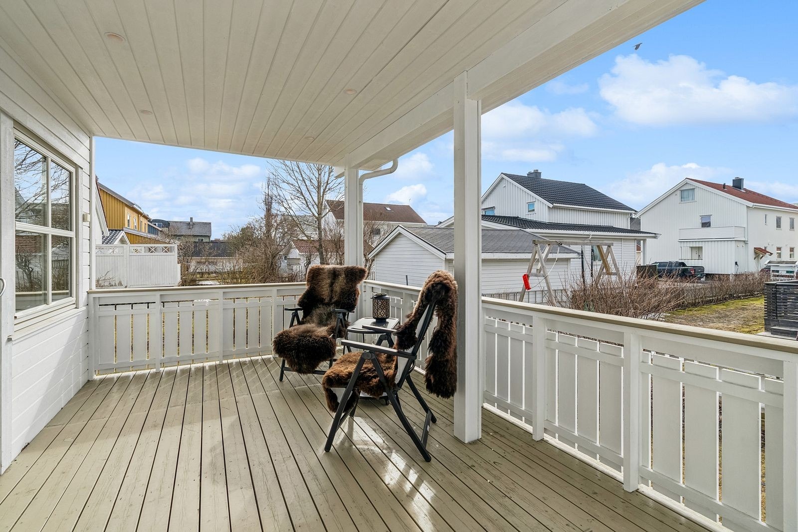 God plass for bord og sittegrupper. Galleribilde