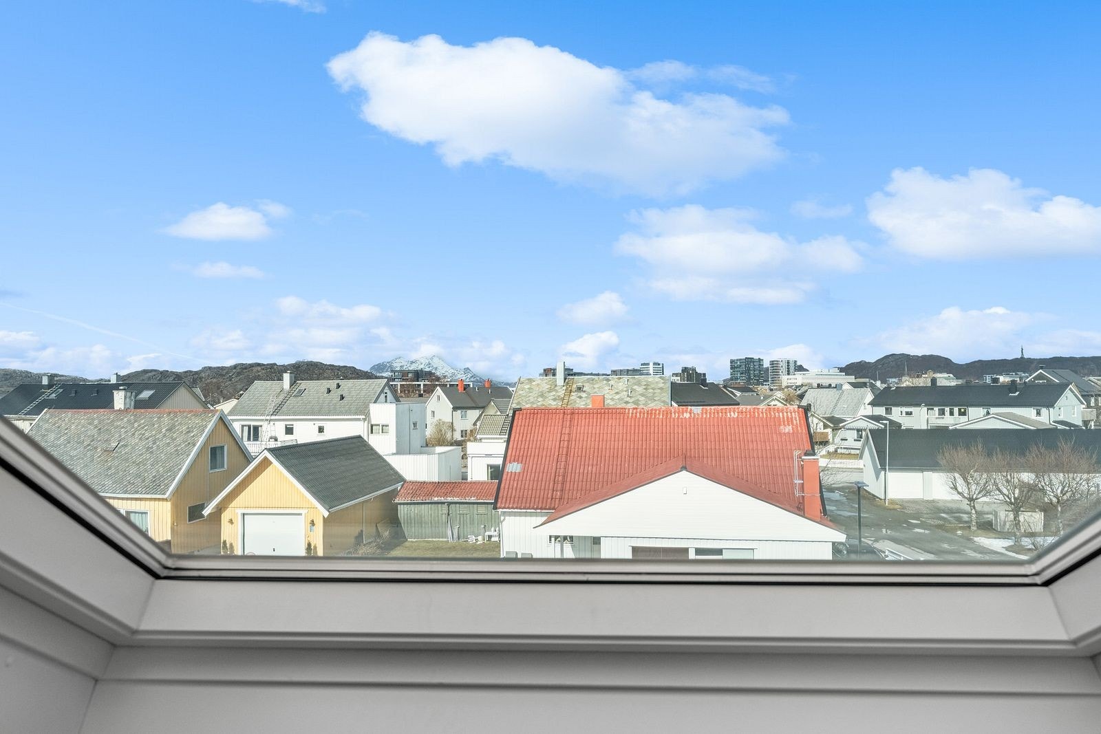 Flott utsikt over byen fra loftsleiligheten Galleribilde