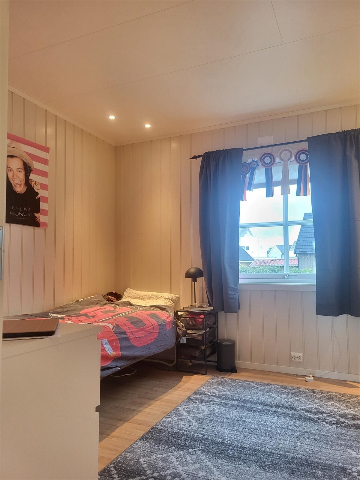 Soverom. Det er oppført en lettvegg mellom soverom og stue som enkelt kan fjernes dersom behov. Galleribilde