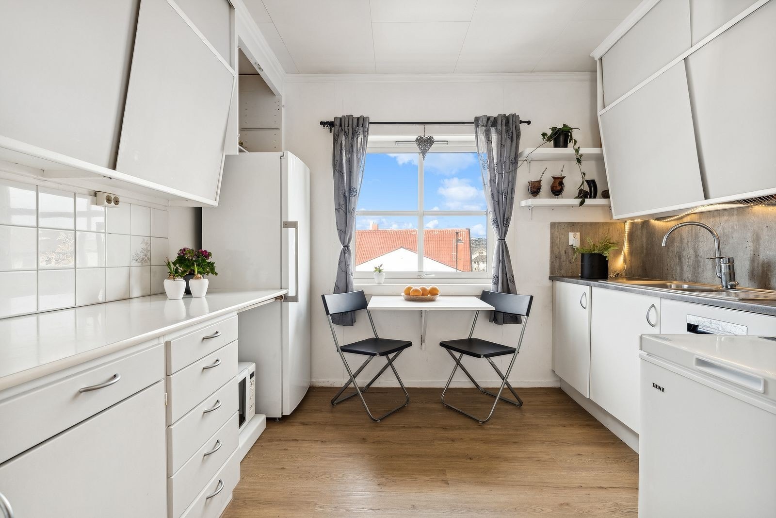 2.etg kjøkken til en 3-roms leilighet. Galleribilde