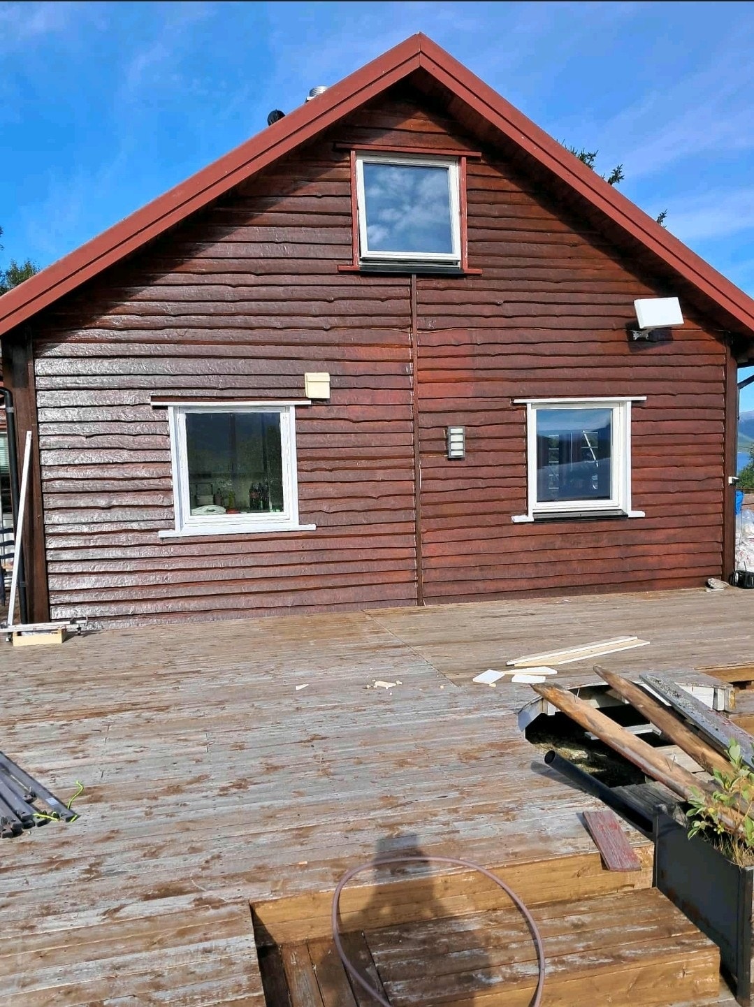 Nymalt hytte sommeren 2025. Galleribilde