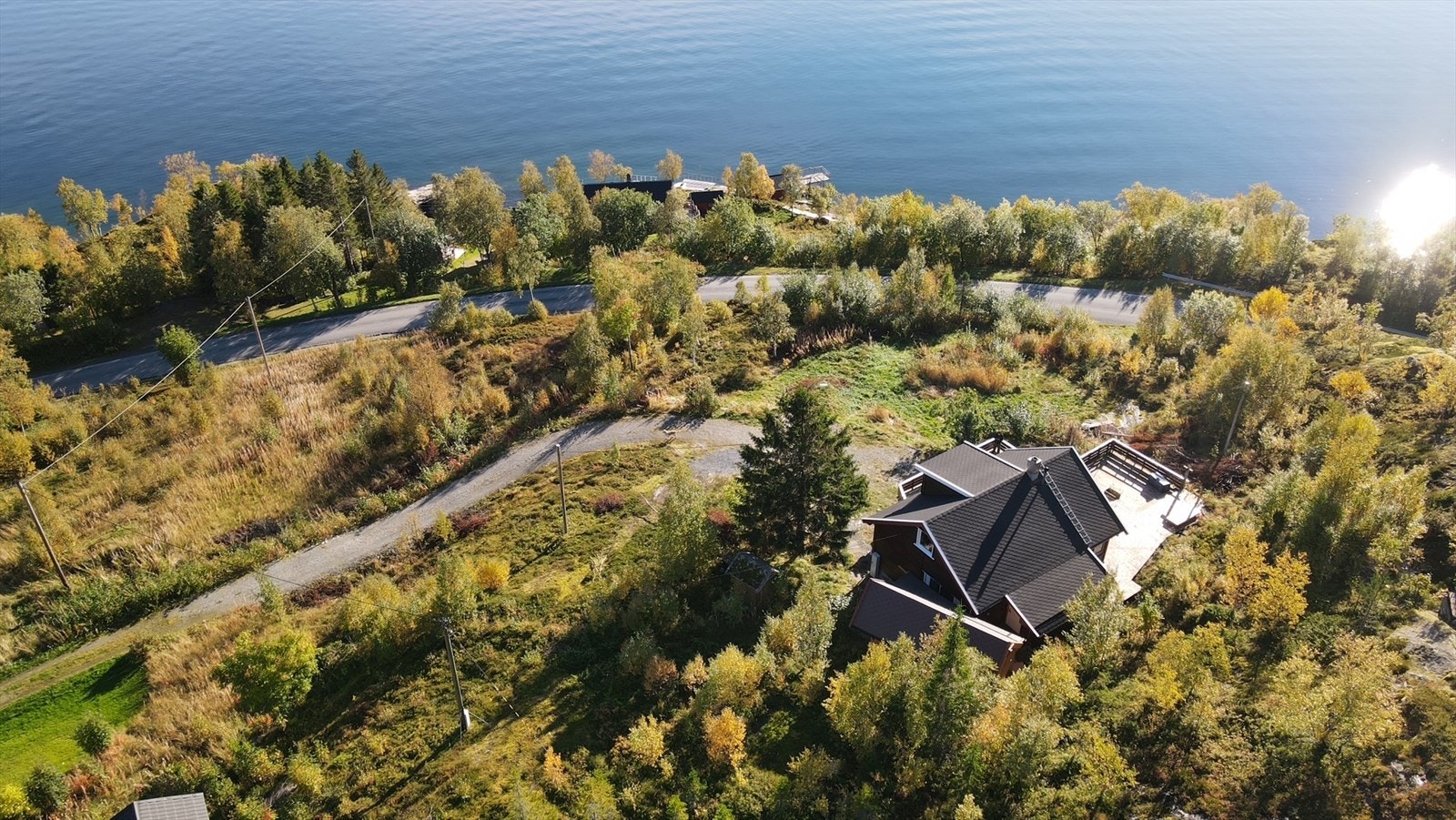 Velkommen til Sandhornøyveien 128. En flott hytte med nydelig utsikt og kjørevei helt opp til hytta. Galleribilde