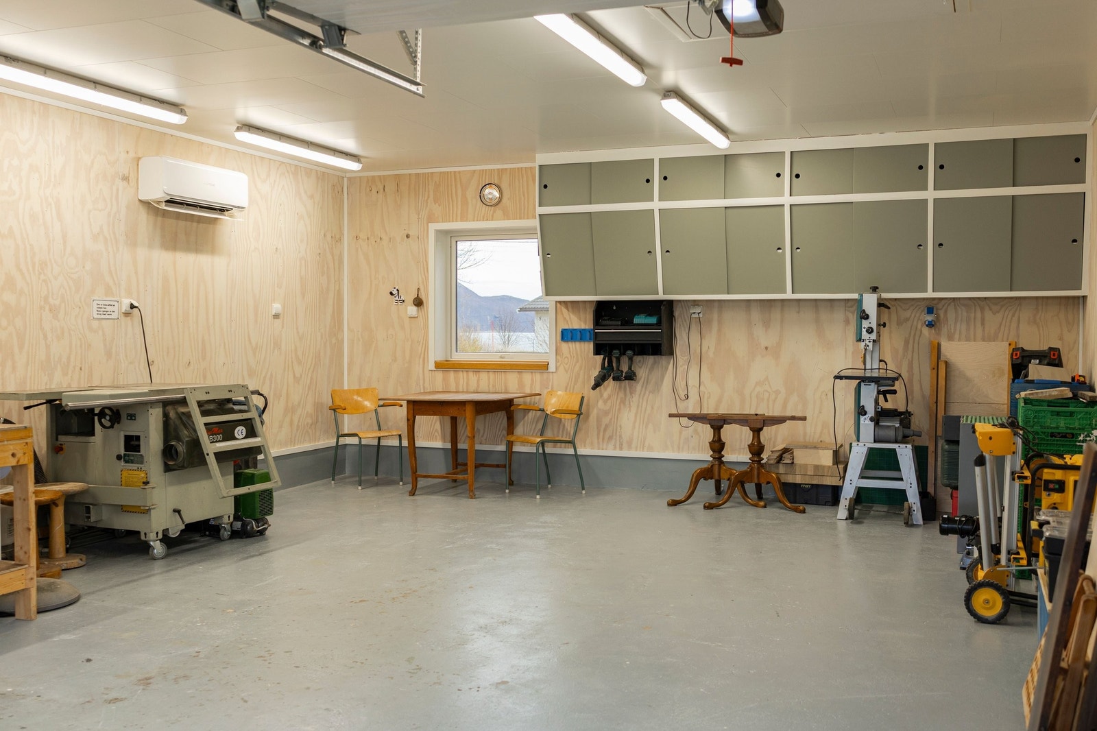 Veggmonterte skap gir god oppbevaringsplass uten å bruke av gulvarealet. Her er det mange muligheter for å utfolde seg med ulike hobbyaktiviteter. Galleribilde