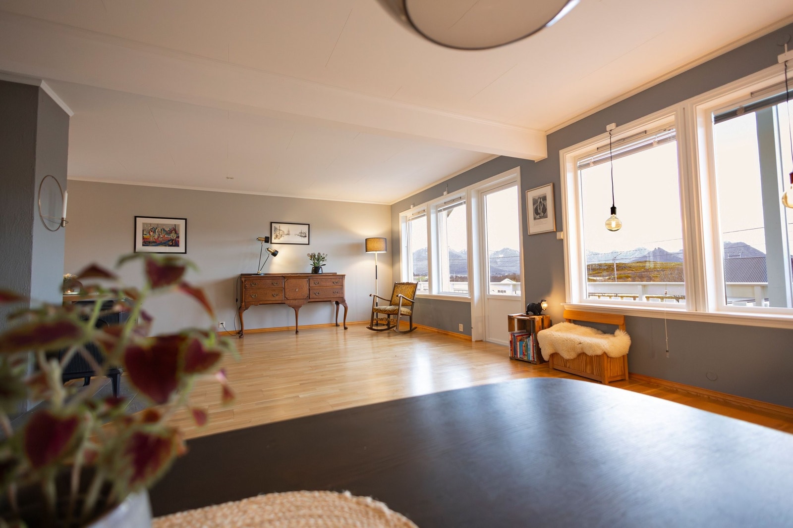 De store vinduene slipper inn godt med naturlig lys i rommet. Verandadør i stue åpner for å enkelt benytte seg av veranda på soldager. Galleribilde