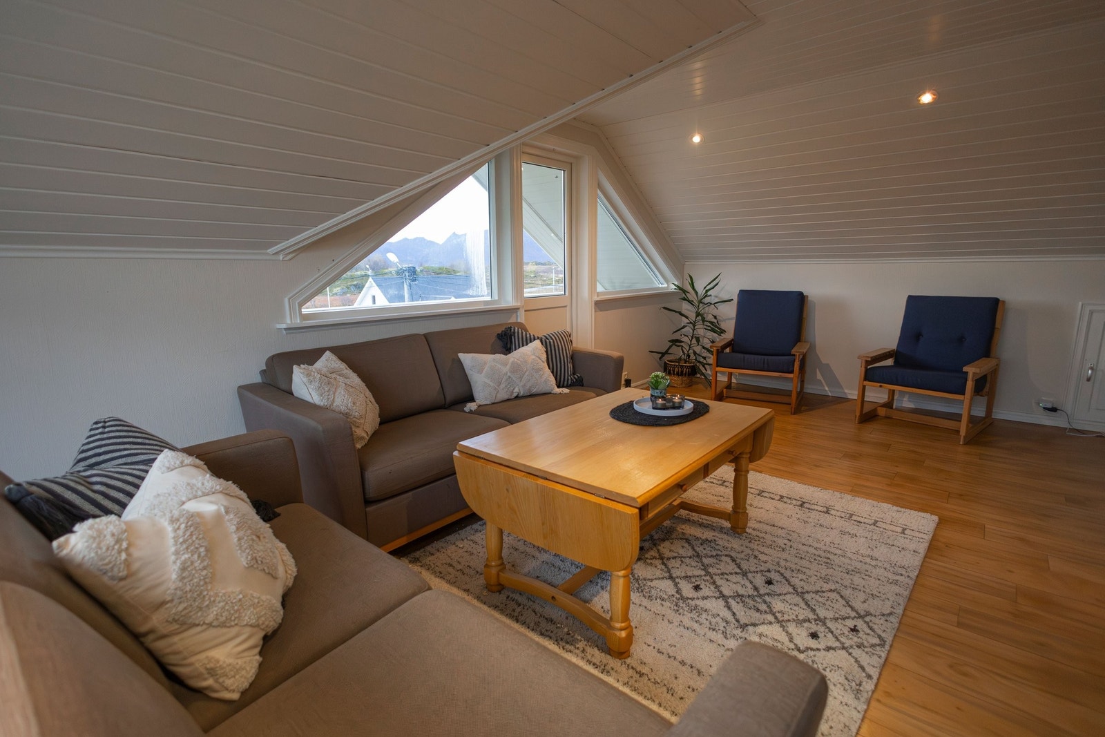 God plass til møblering i loftstue. Galleribilde