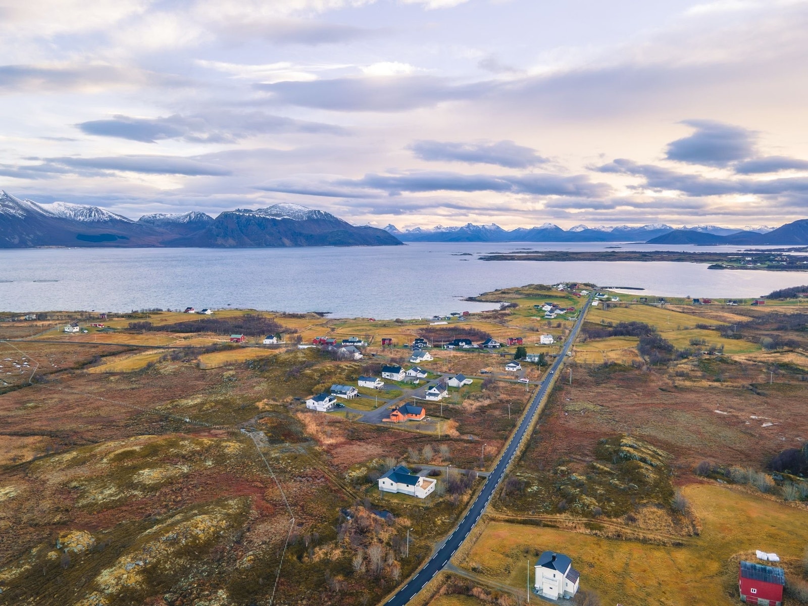Landlig og hyggelig nabolag. Galleribilde