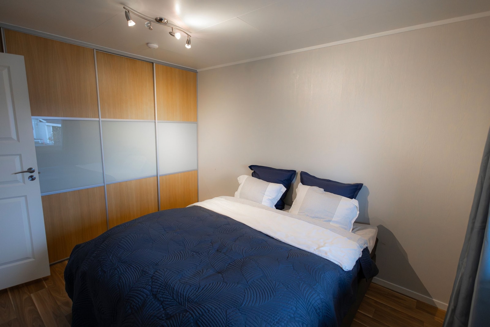 Hovedsoverom med god plass til dobbeltseng Garderobe med skyvedører. Galleribilde