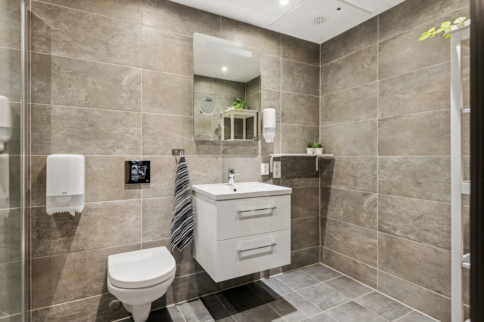 Badet er utstyrt med varme i gulvet for økt komfort. Galleribilde