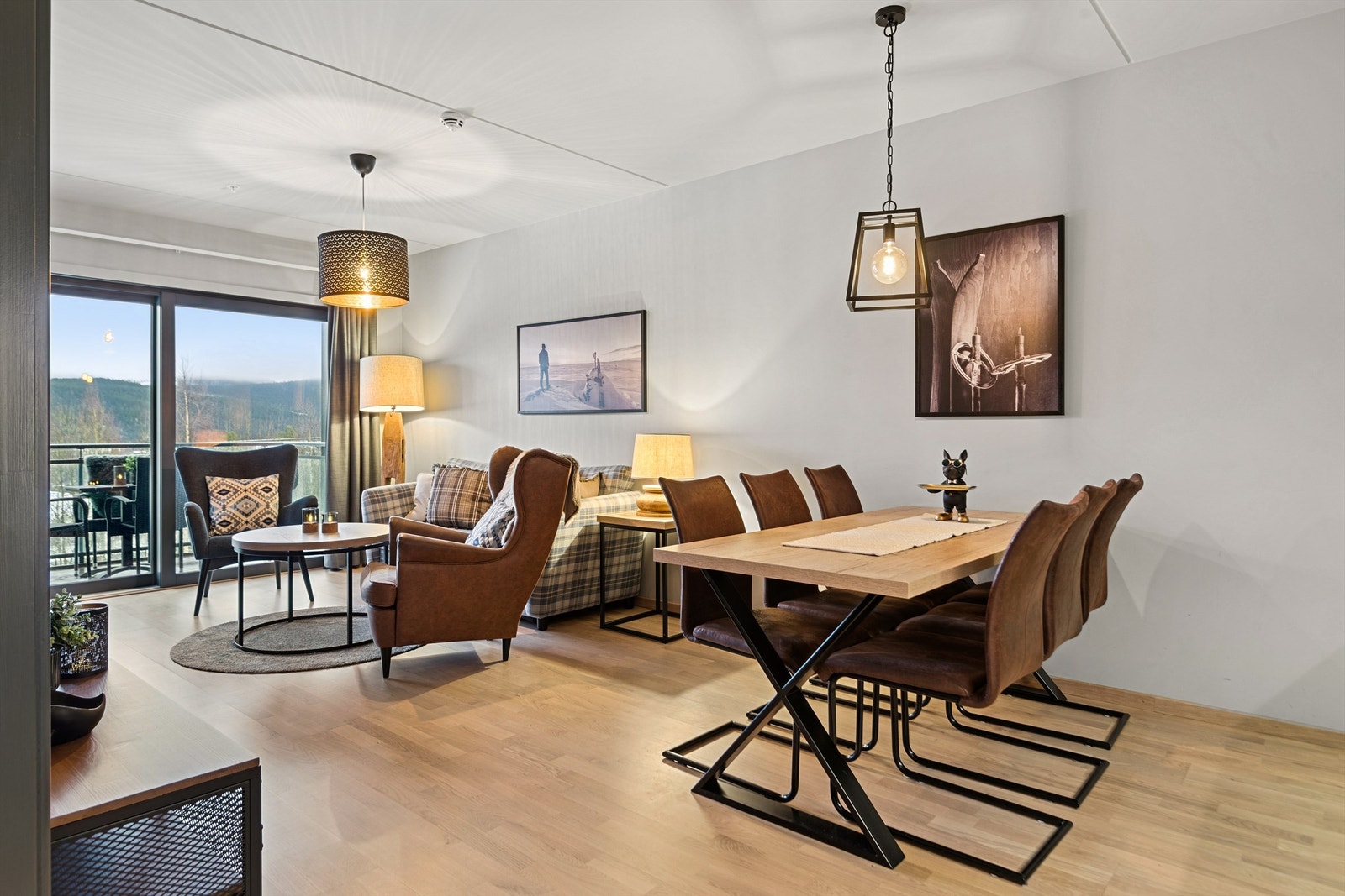 Stuen har god plass til både sofagruppe og spiseplass. Galleribilde