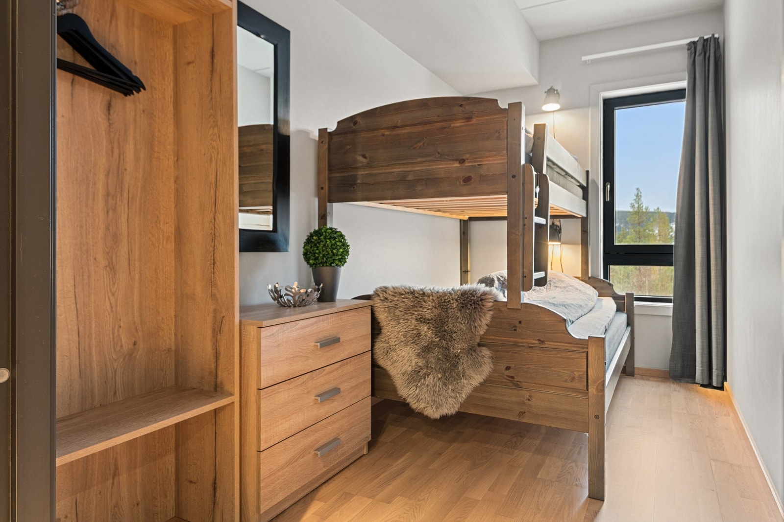 Soverom 2 er praktisk innredet med familiekøye og oppbevaringsløsninger. Galleribilde