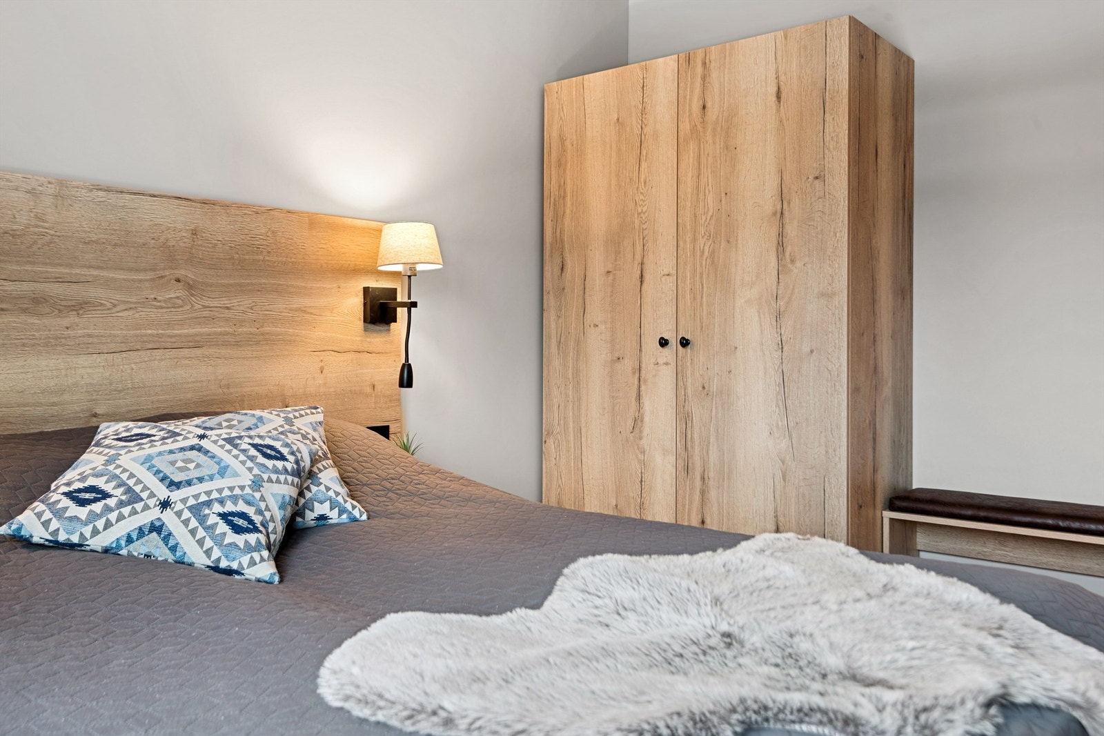 Rommet er innredet med et frittstående garderobeskap for oppbevaring. Galleribilde