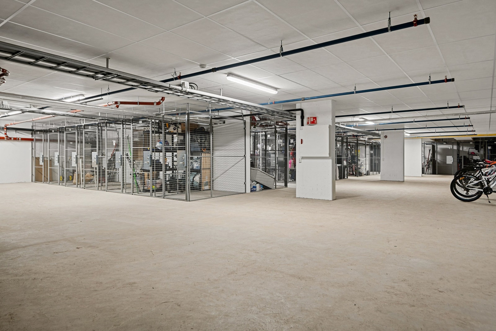 Leiligheten disponerer en egen sportsbod i felles, oppvarmet anlegg. Galleribilde