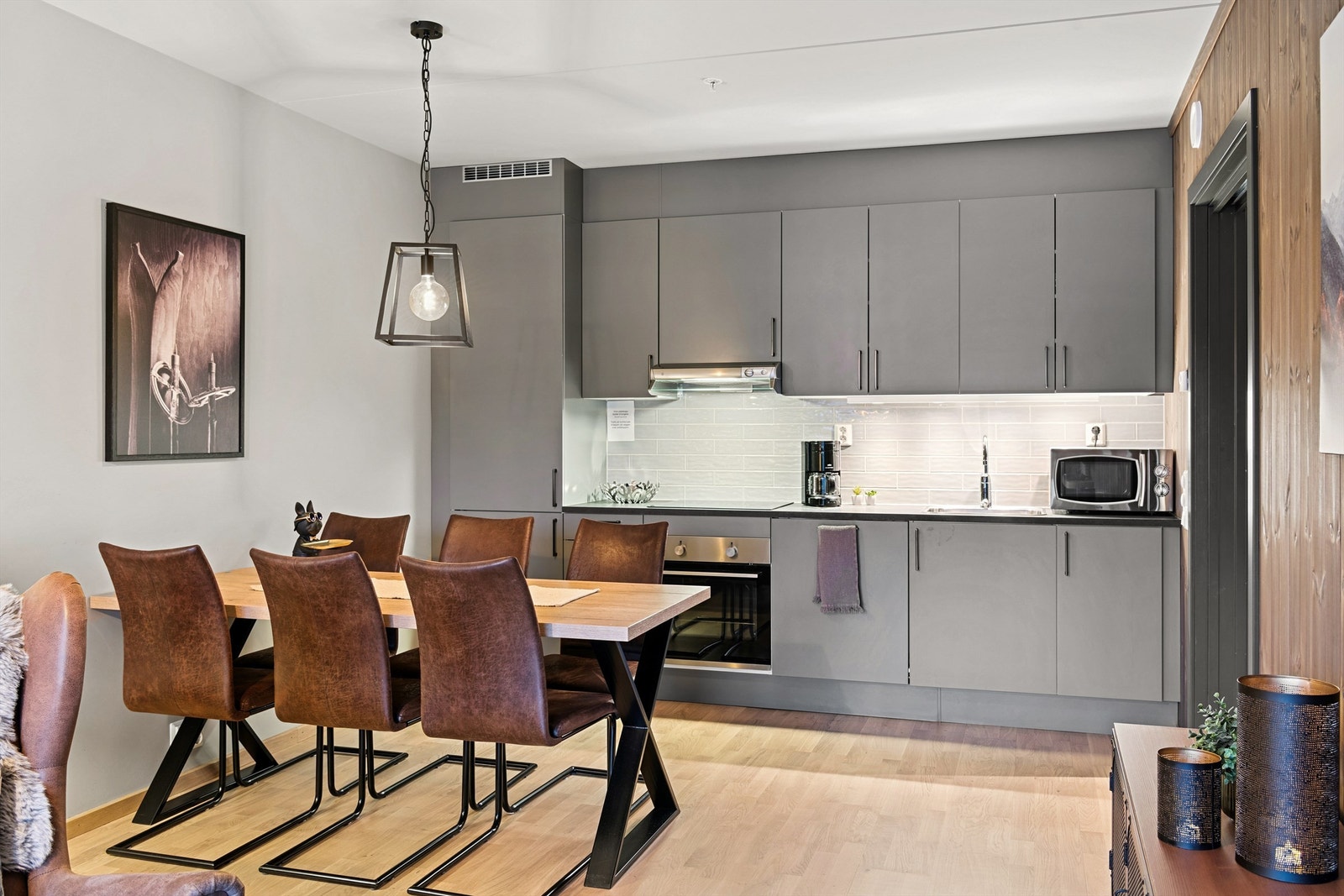 Kjøkkenet er en integrert del av stuen. Galleribilde