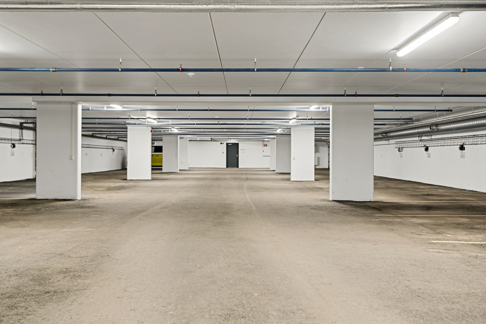 I felles garasjeanlegg medfølger én parkeringsplass med installert elbillader. Galleribilde