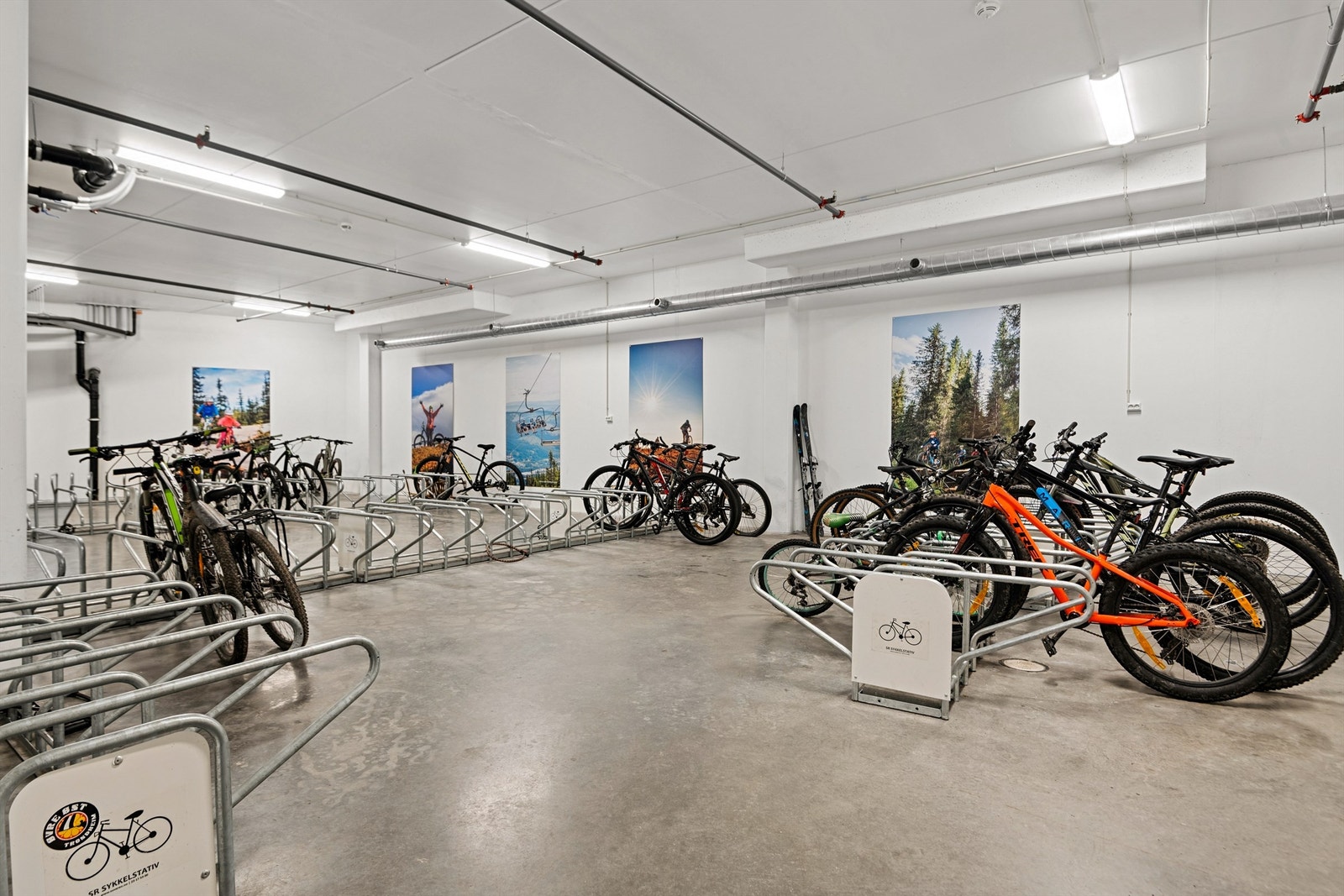 Felles sykkelparkering med vask. Fra leiligheten er det kort vei til sykkelpark, klatrepark og gang-/sykkelvei til sentrum. Galleribilde