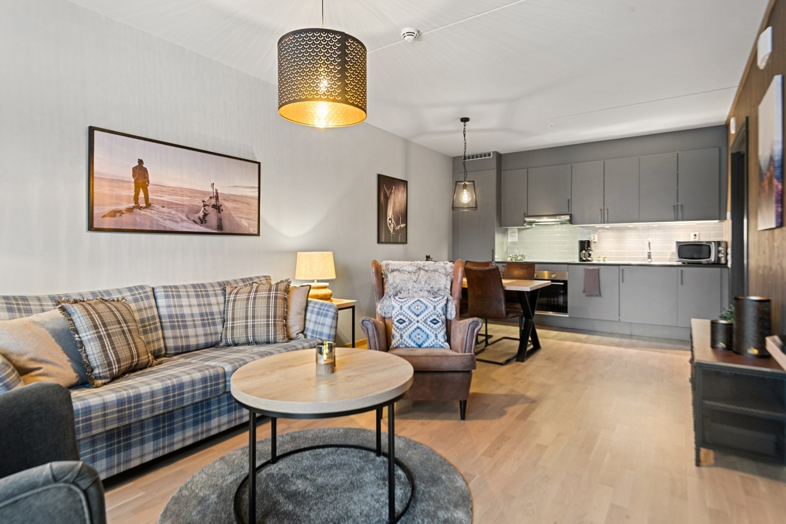 Gjennomgående og helhetlig stil med 1-stavs parkett og lyse veggflater. Galleribilde