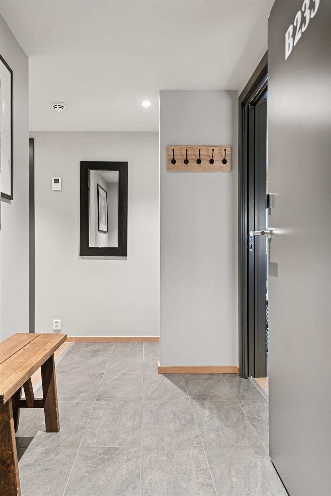 Fra en felles gang kommer du inn i leilighetens entré med slitesterkt flisgulv. Galleribilde