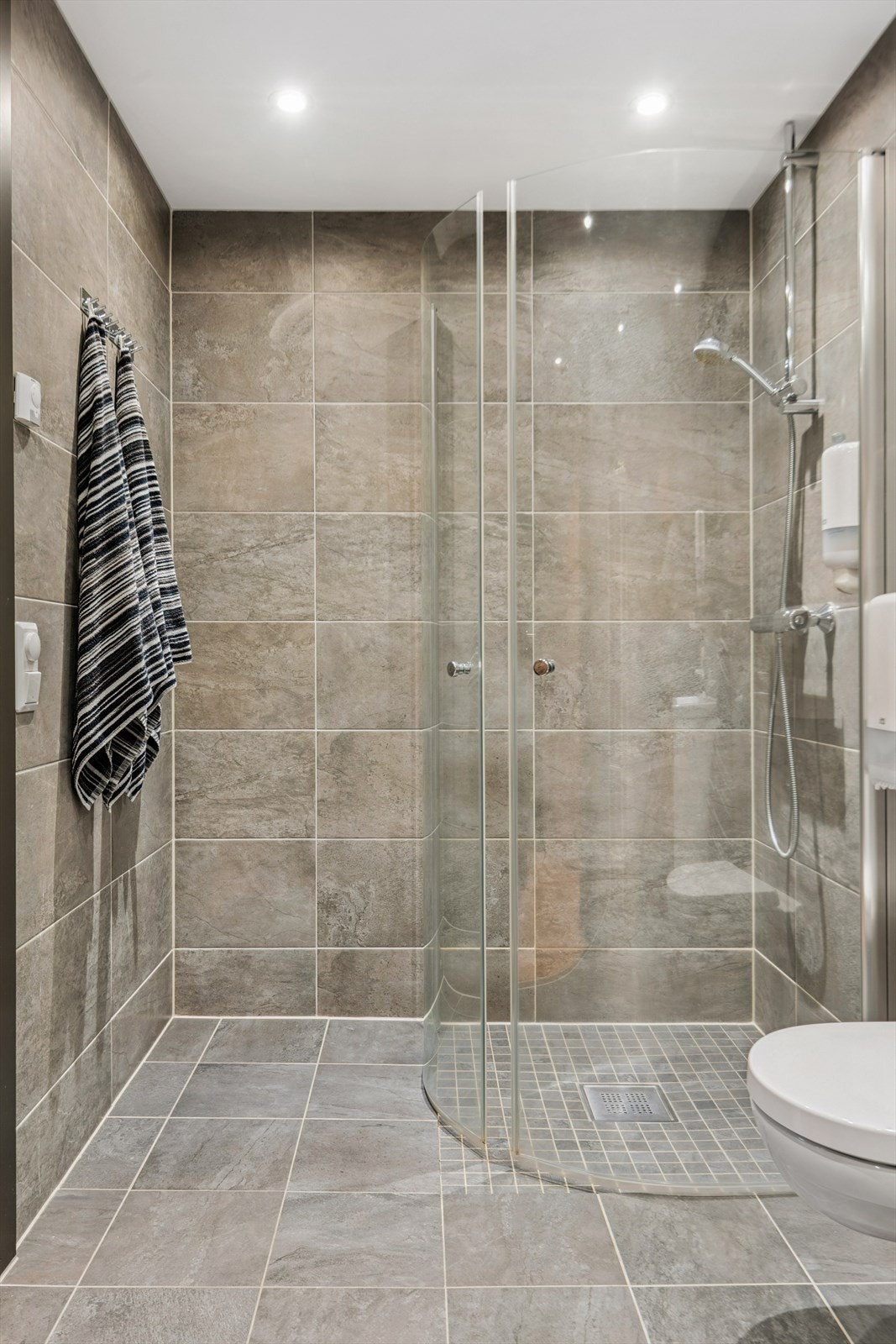 Dusjhjørne med innfellbare glassdører som frigjør gulvplass. Galleribilde