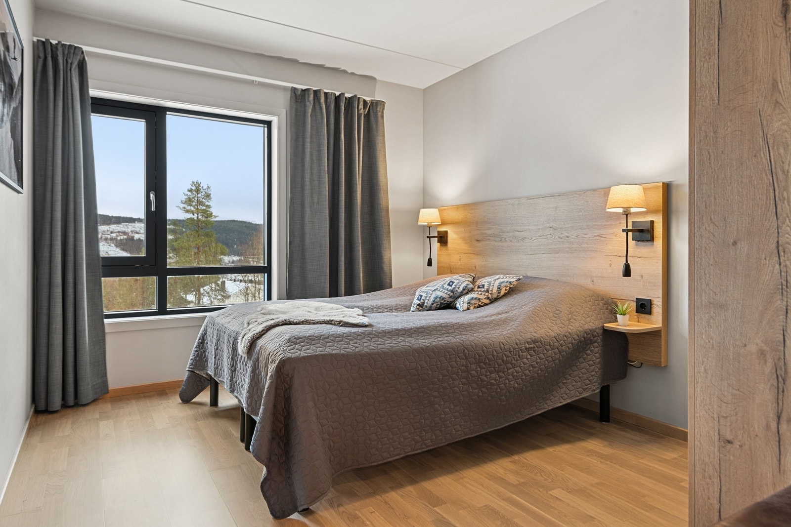 Hovedsoverom med plass til dobbeltseng og garderobeløsning. Leiligheten har totalt 4-5 sengeplasser. Galleribilde