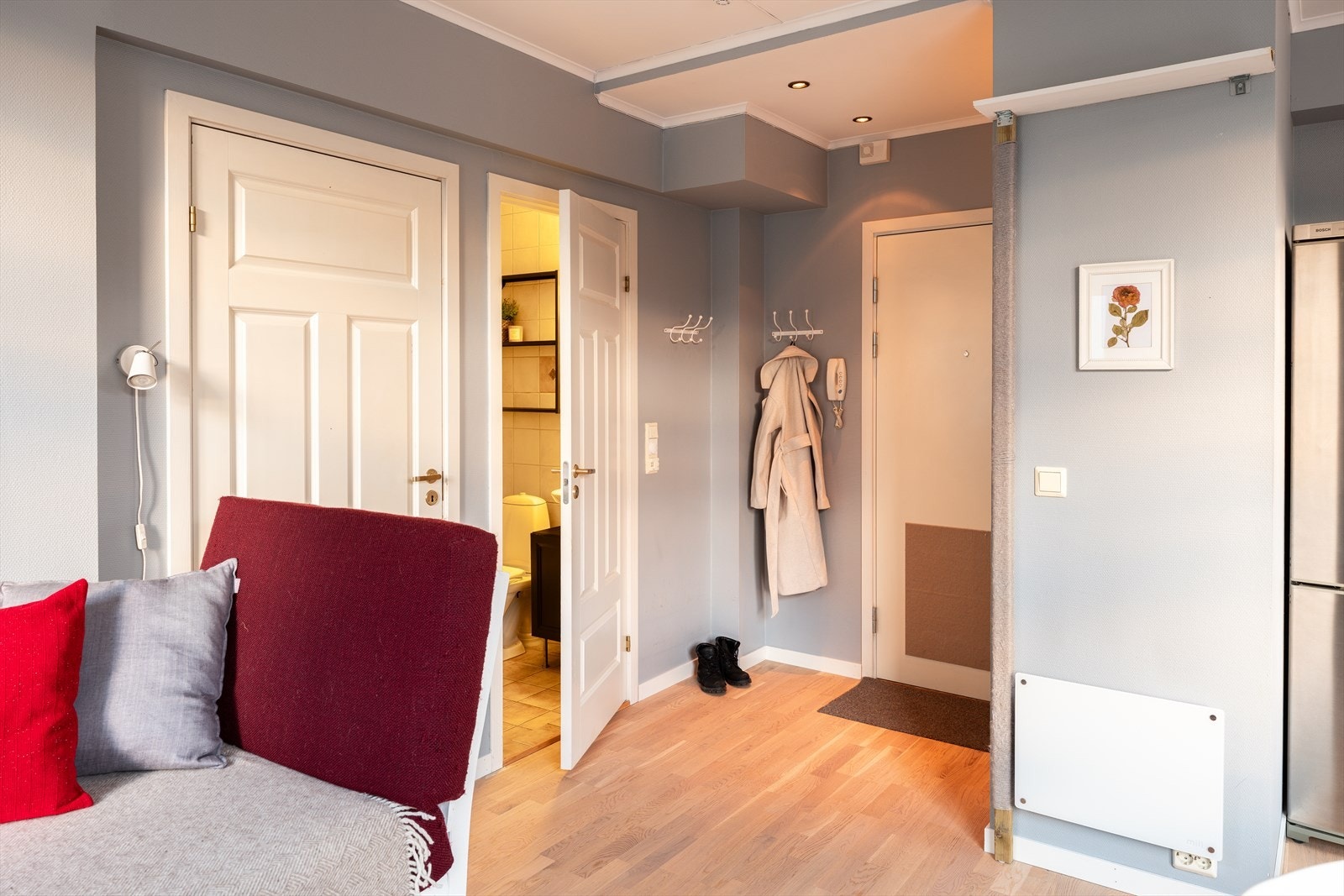 Inngangsparti som er avgrenset mot kjøkkenet, med garderobeløsning. Galleribilde