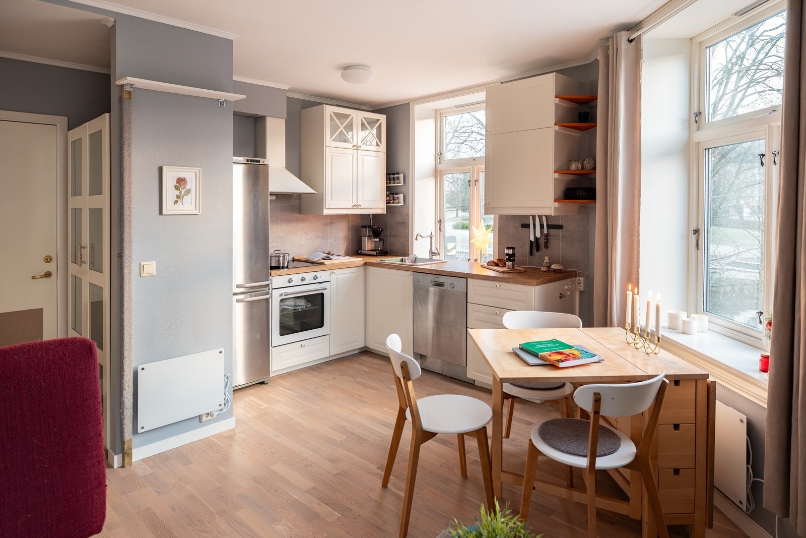 Det er store vindusflater som gir godt med lysinnslipp. Galleribilde