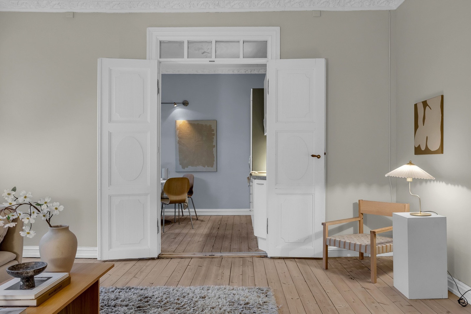 Flotte fløydører mellom stuen og kjøkkenet. Galleribilde