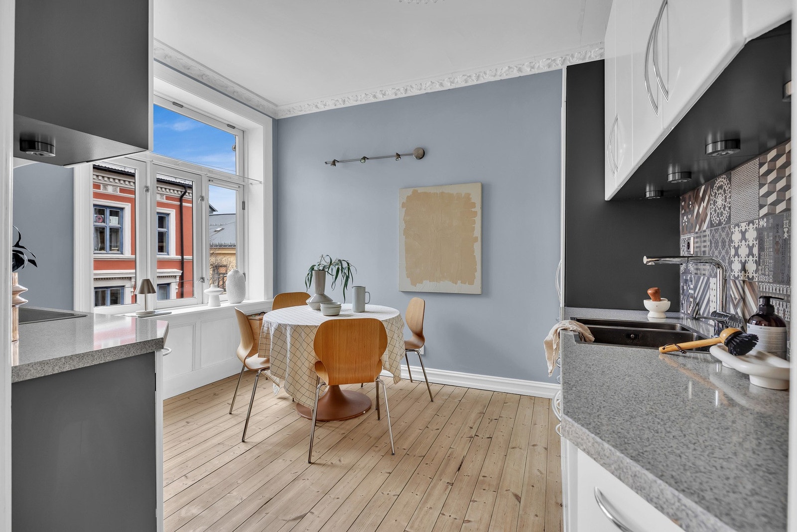 Flott klassisk vindu med ekstra bredde. Her har man god plass til spisebord. Galleribilde