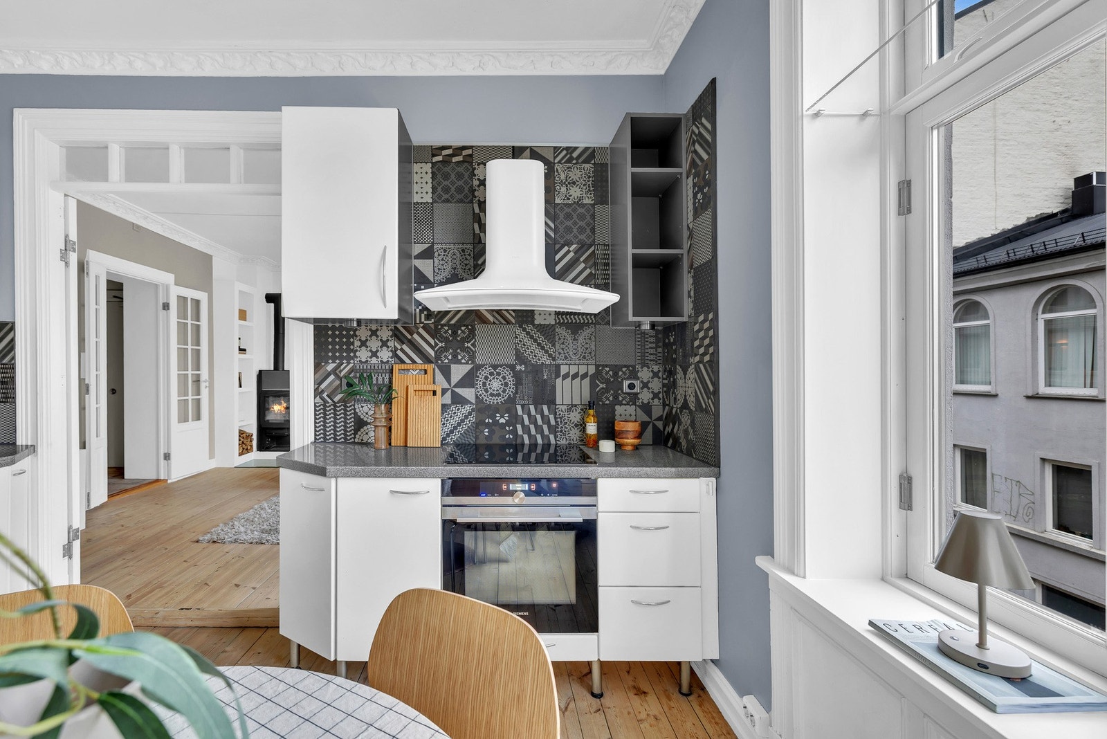 Praktisk hyggelig kjøkken fra 2017, kjøkkenet kommer fra den anerkjente danske kjøkkenleverandøren JKE Design. Galleribilde