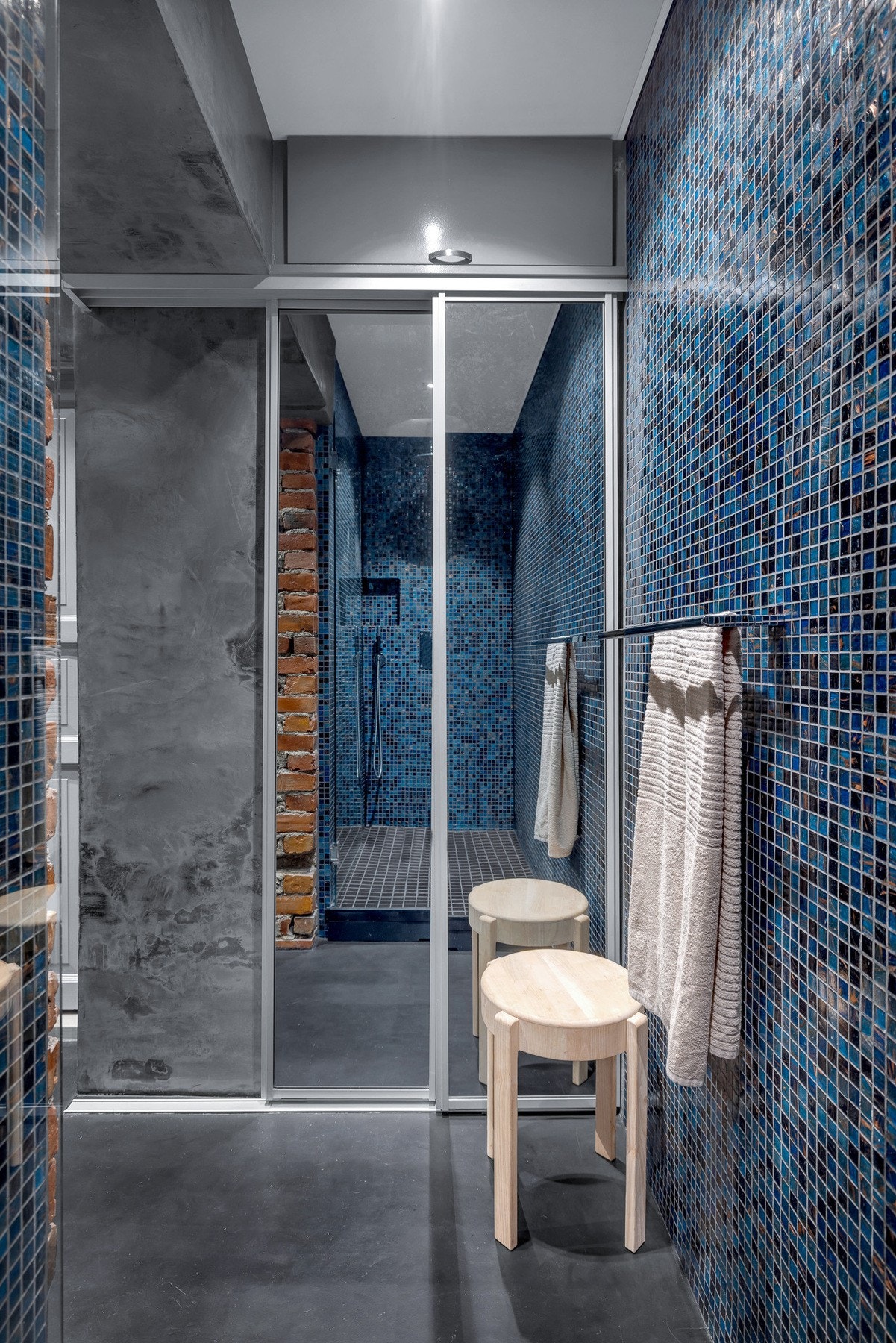 Smart løsning for å skjule vaskemaskin bak skyvedører med speilfronter. Galleribilde