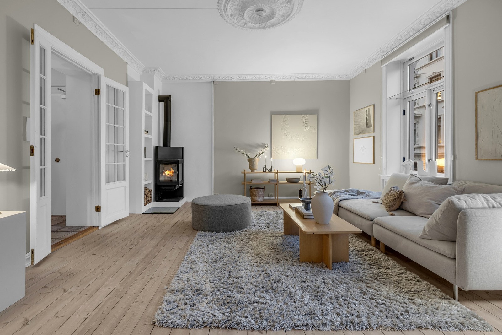 Stuen har en flott størrelse og gir flere gode innredningsmuligheter for sofagruppe, spisebord og oppbevaringsmøbler. Galleribilde