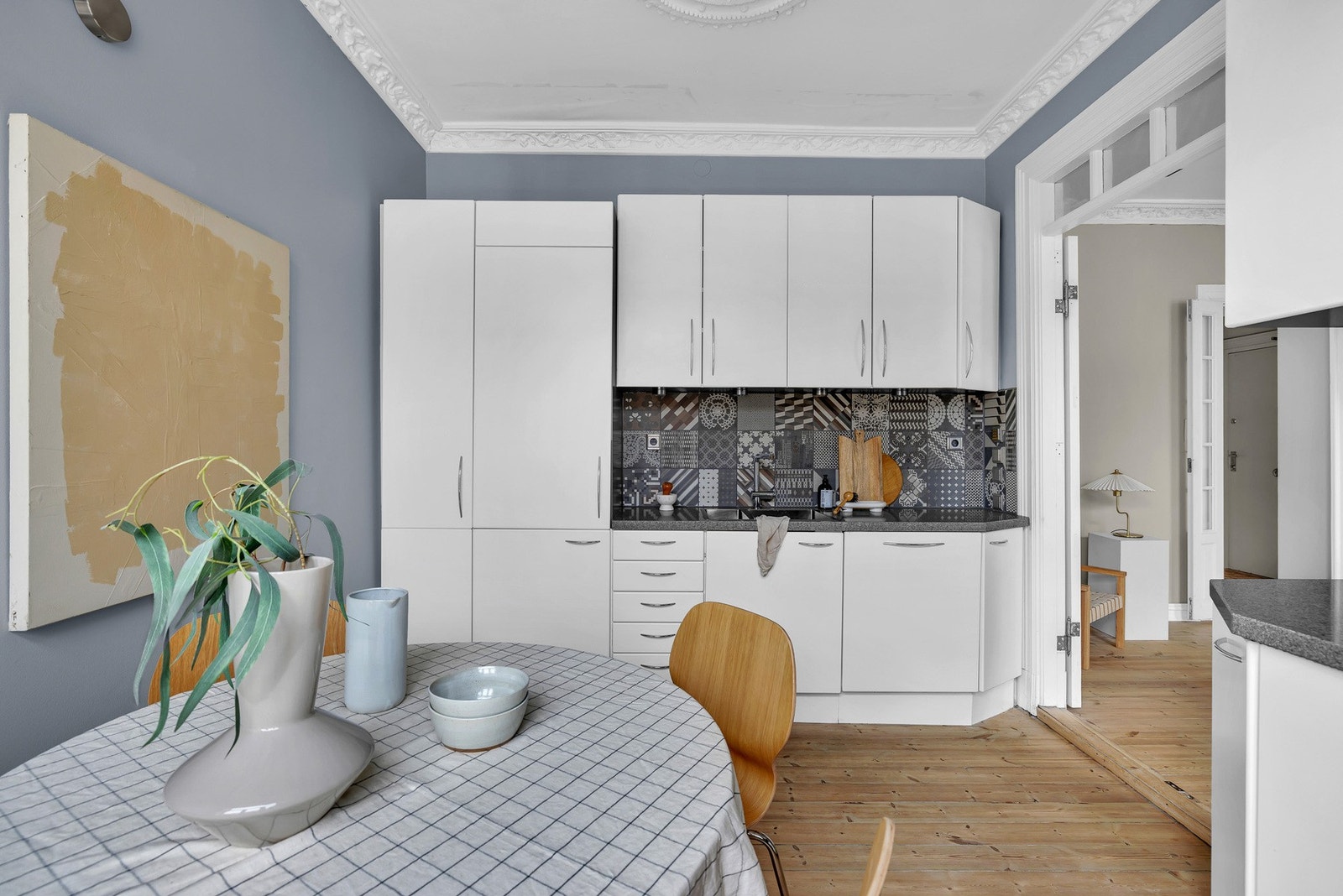 Integrerte hvitevarer gir et strømlinjeformet og delikat uttrykk. Galleribilde