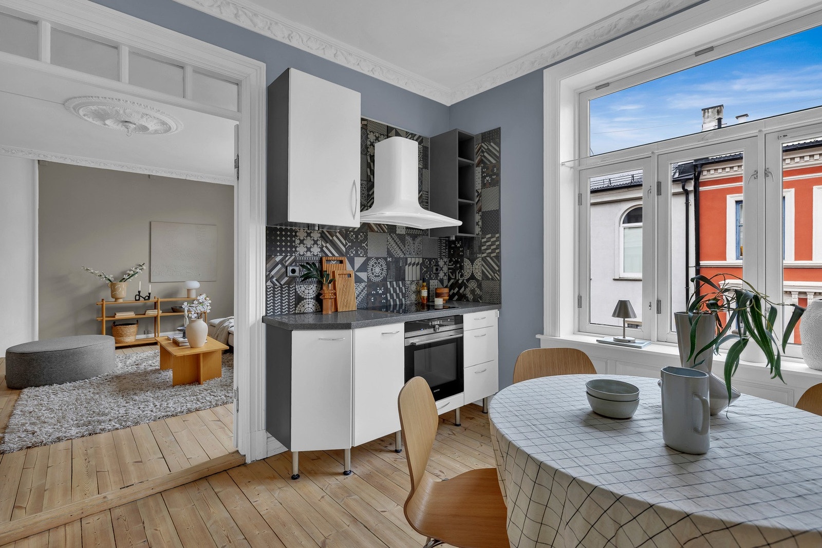 Hyggelig kjøkken med adkomst via fløydører fra stuen. Galleribilde