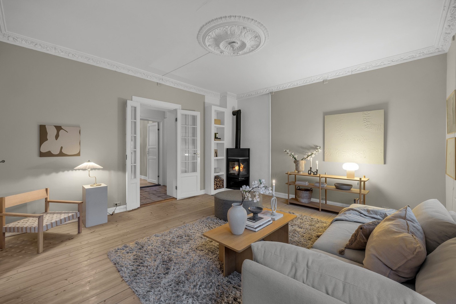 Fra stue n er det fløydører både mot gangen og kjøkkenet. Galleribilde