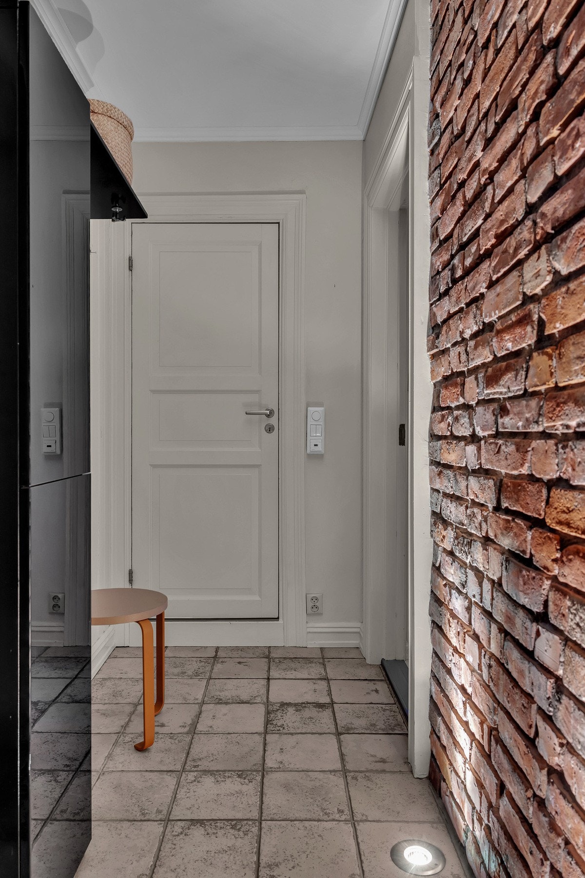 Hyggelig gang med adkomst til to soverom, baderom og stue. Legg merke til lyset mot teglsteinsveggen. Galleribilde