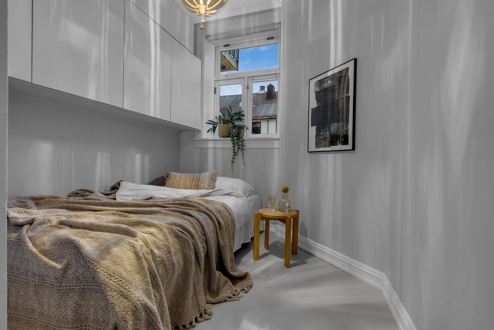 Soverom 2 har en smart løsning med seng man kan løfte opp mot veggen når den ikke er i bruk. Galleribilde