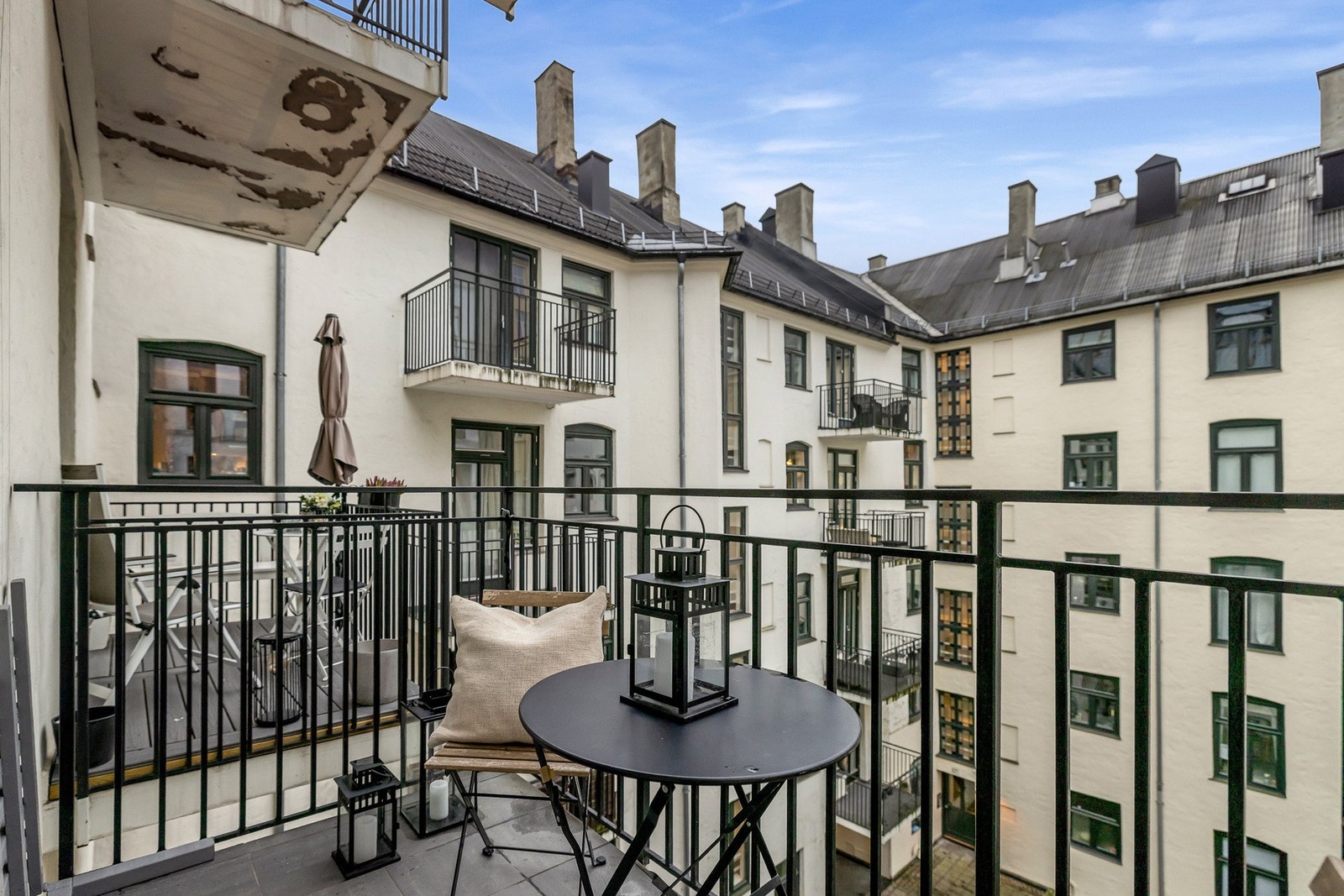 Sydvestvendt balkong mot hyggelig bakgårdsmiljø. Galleribilde