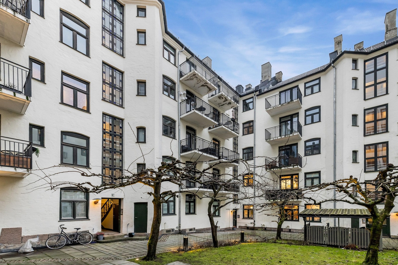 Borettslaget har en hyggelig og pent opparbeidet bakgård. Galleribilde