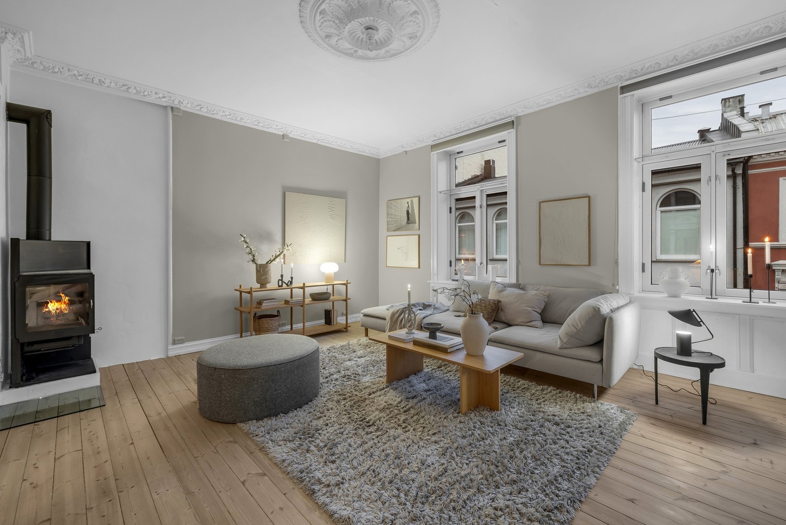 Stuen er vendt mot rolig brosteinsbelagt gate. Galleribilde