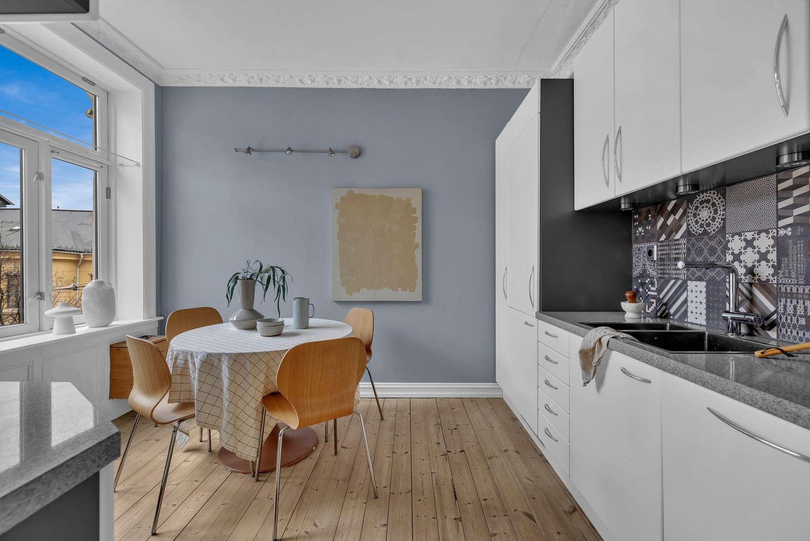 På kjøkkenet finner man også flotte klassiske detaljer som rosett og stukkatur. Galleribilde